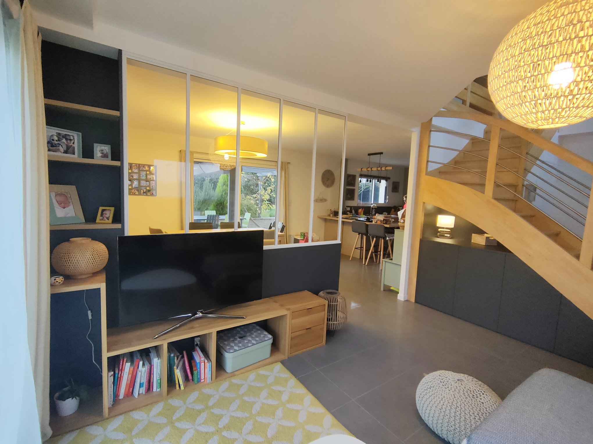 Placard sous-escalier dans le salon