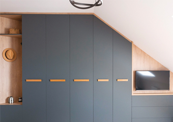 Dressing droit avec portes coulissantes noir et bois style loft