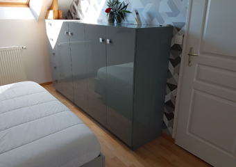 Commode sur-mesure dans une chambre adulte