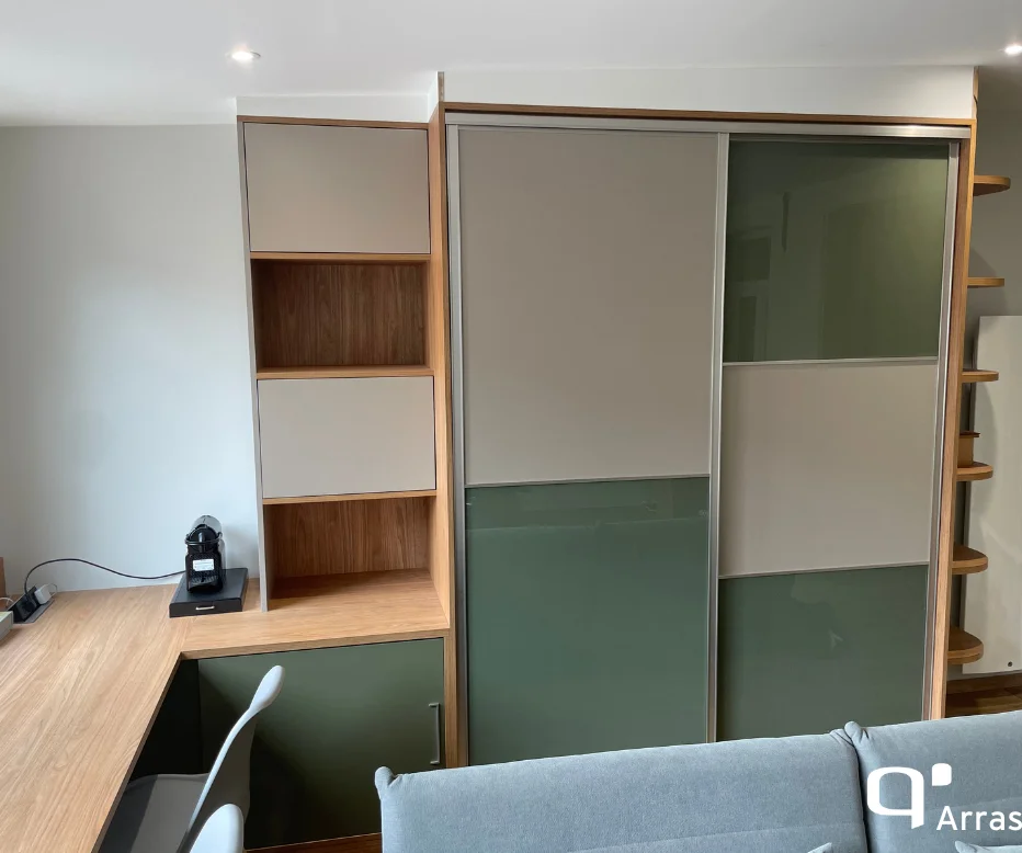 Créez une combinaison harmonieuse pour votre dressing et votre bureau sur-mesure grâce à Quadro ARRAS, qui a une solution unique pour votre projet.