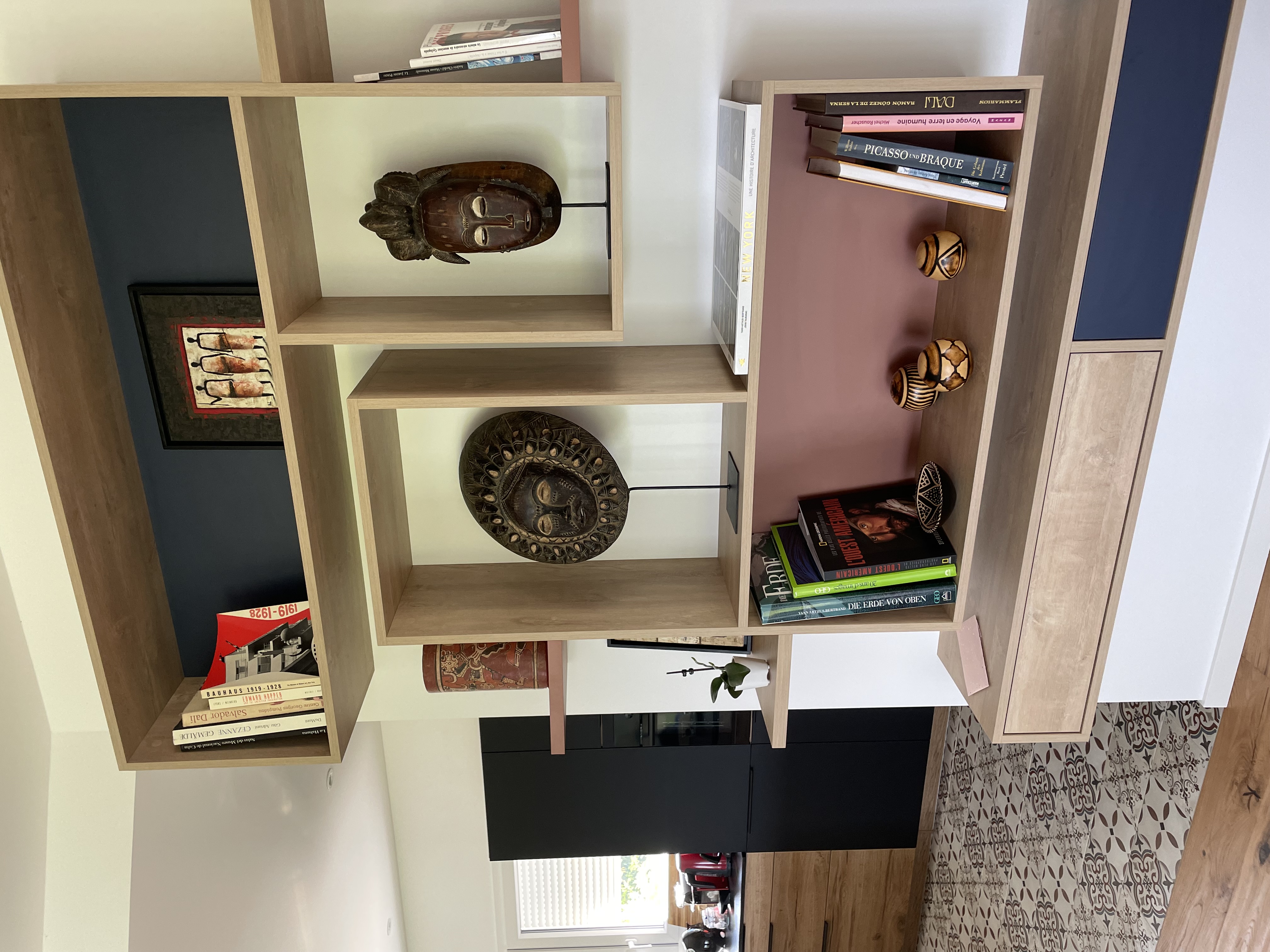 UN MEUBLE D'ENTREE DECORATIF