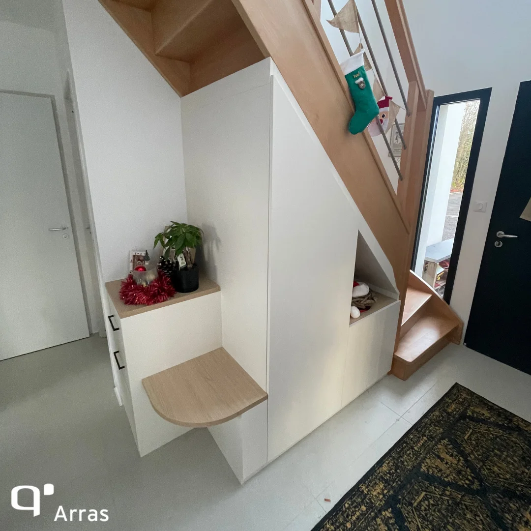 Transformez Votre Entrée et Votre Sous-Éscalier avec un Aménagement Sur Mesure à Arras