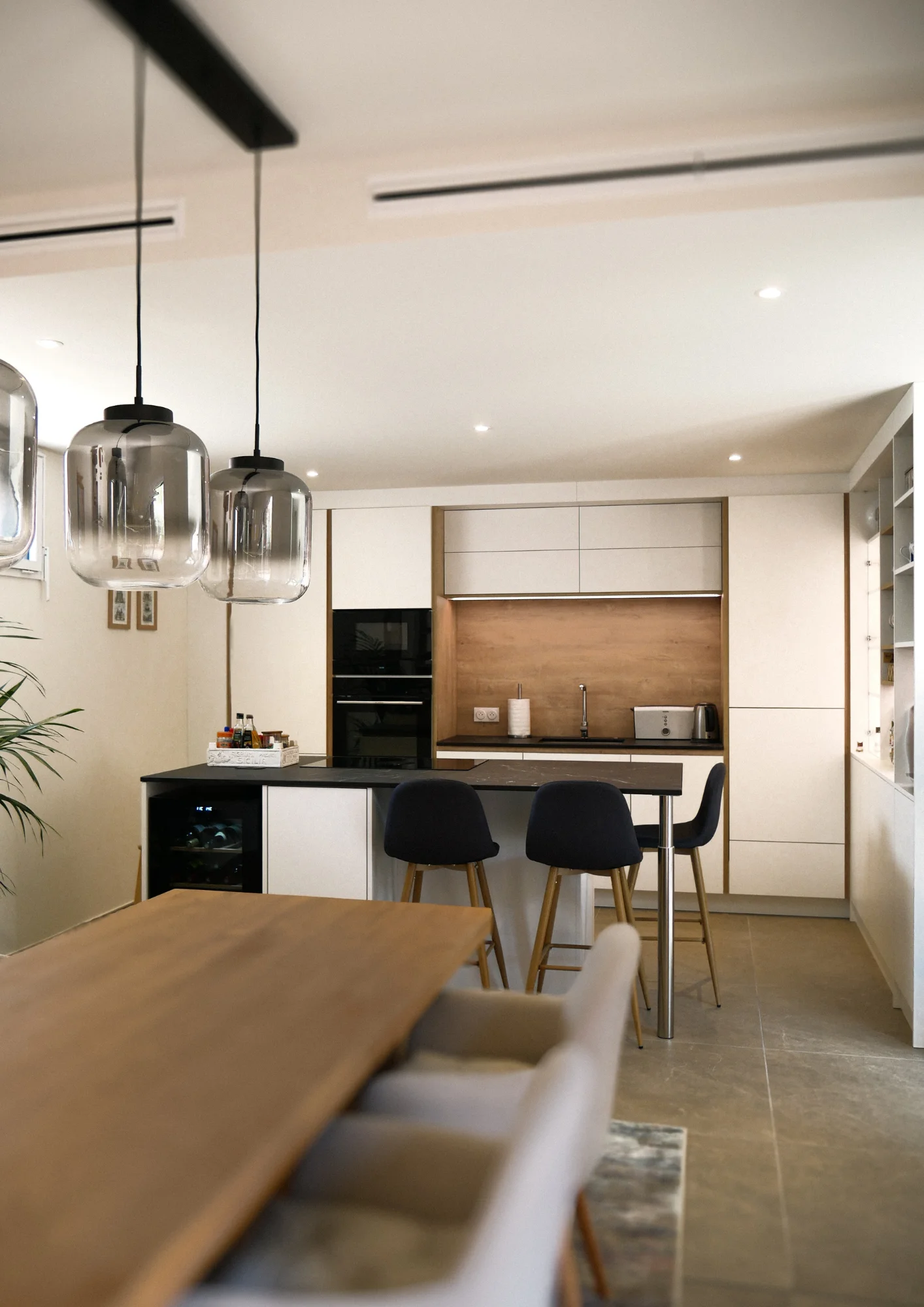 COMMENT CRÉER UNE CUISINE SUR MESURE CONVIVIALE ET LUMINEUSE ?
