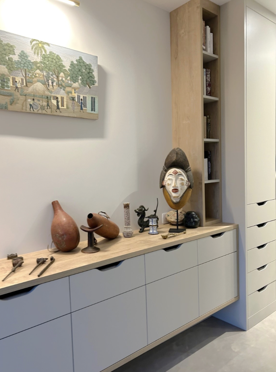 RANGEMENTS SUSPENDUS ET DÉCO : L’ÉLÉGANCE EN HARMONIE