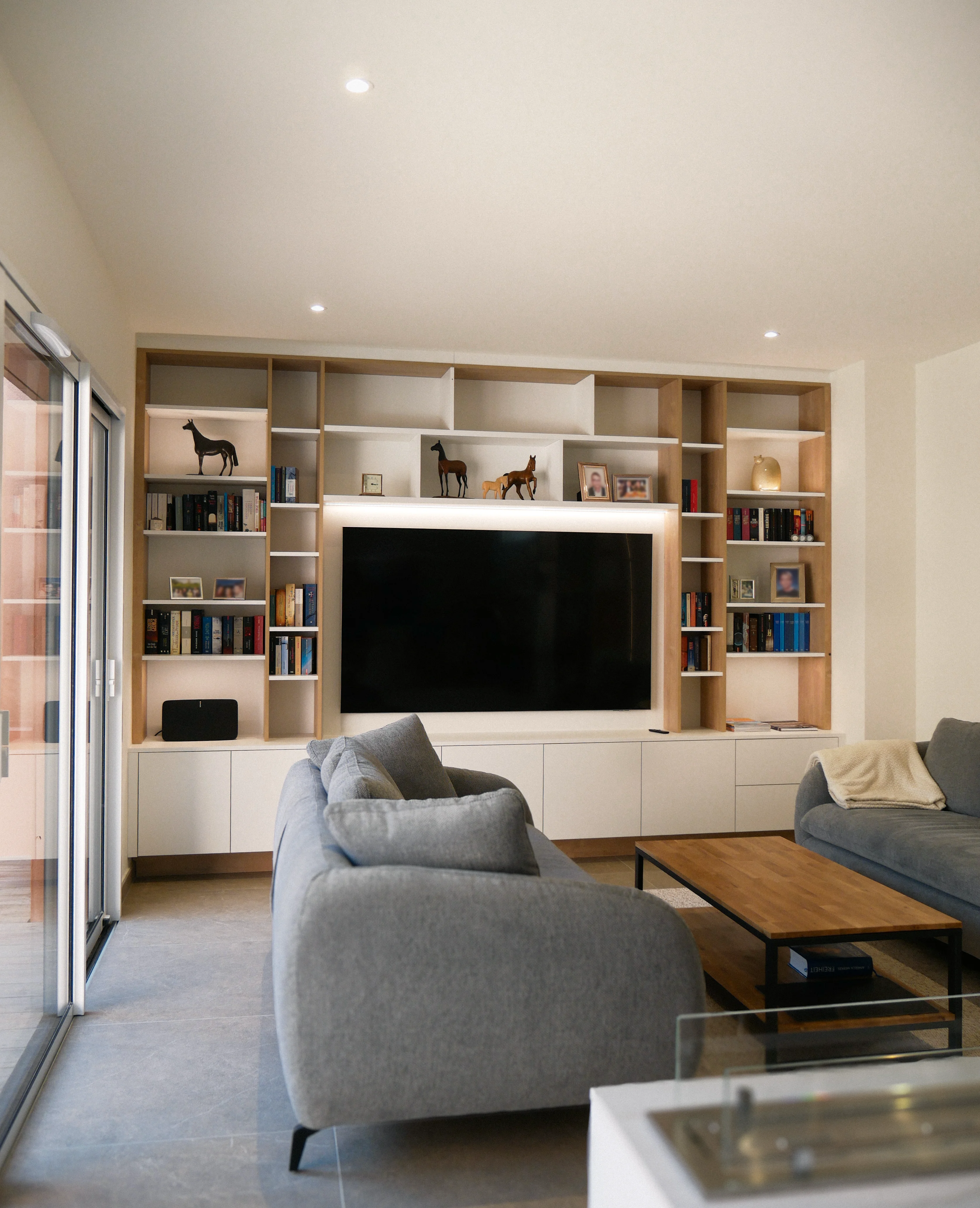 POURQUOI CHOISIR UN MEUBLE TV SUR MESURE POUR SON SALON ?