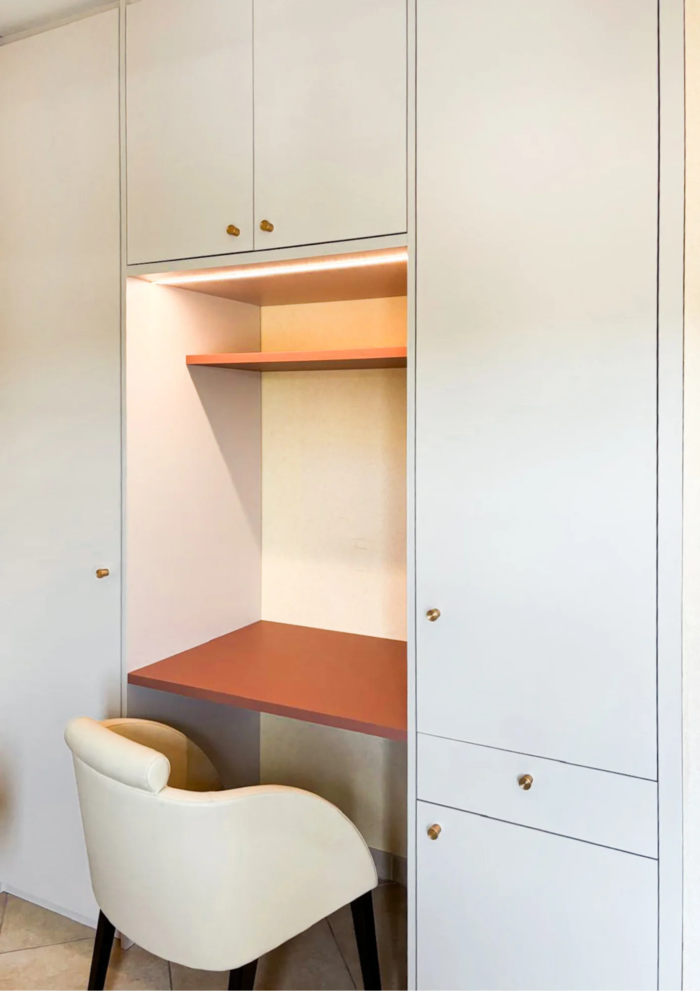 COMMENT INTÉGRER UN BUREAU DANS UN ESPACE DE VIE SANS PERDRE DE PLACE ?