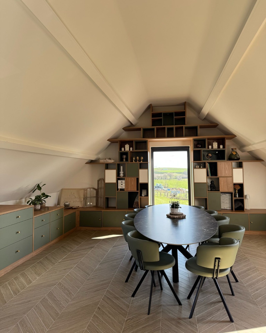 Aménagement sur-mesure d’un espace bibliothèque sous combles