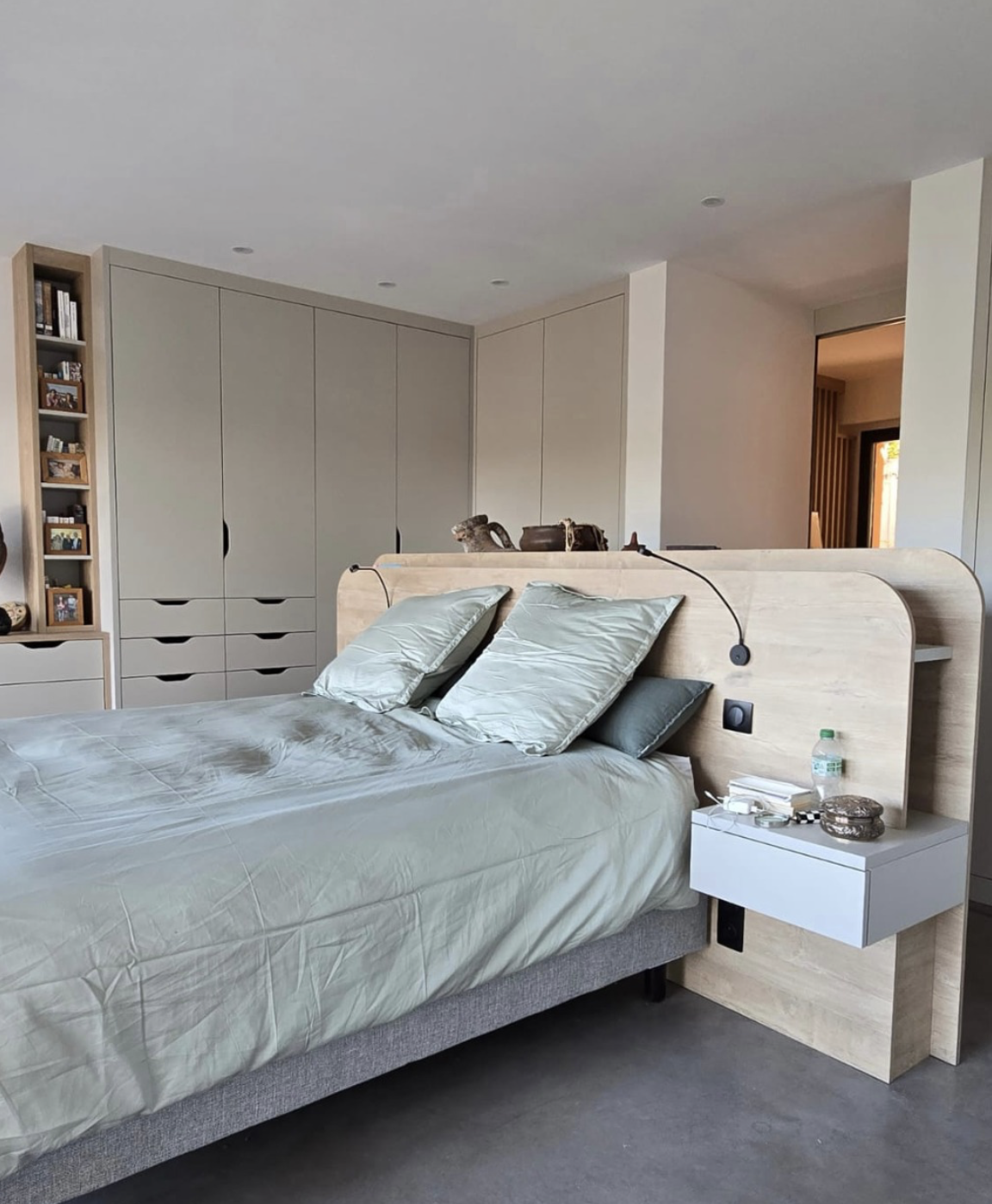 UNE TÊTE DE LIT UNIQUE