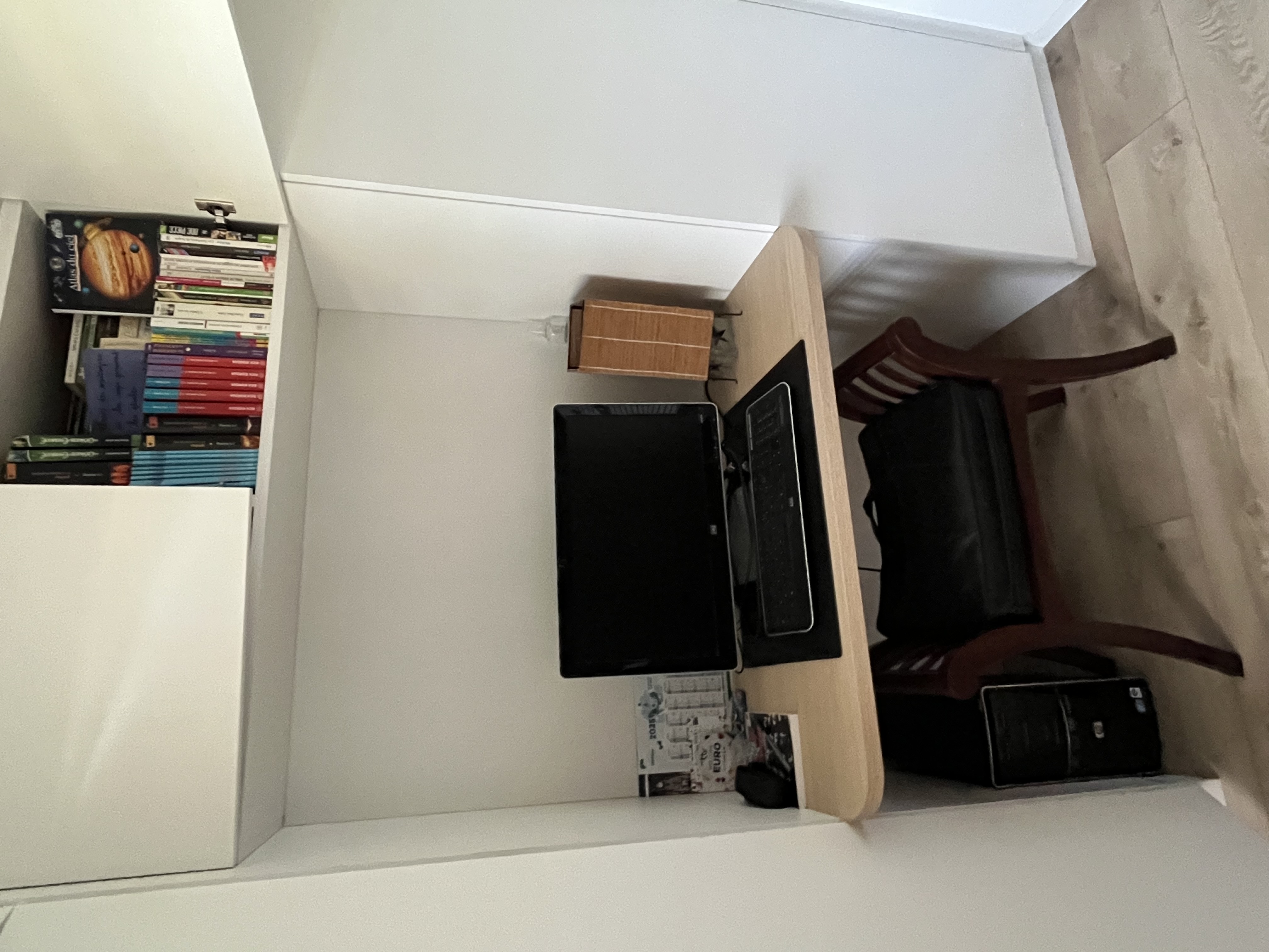 Bibliothèque fermé et bureau