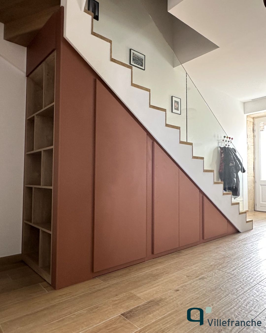 🔸 Un escalier… et du rangement en plus !