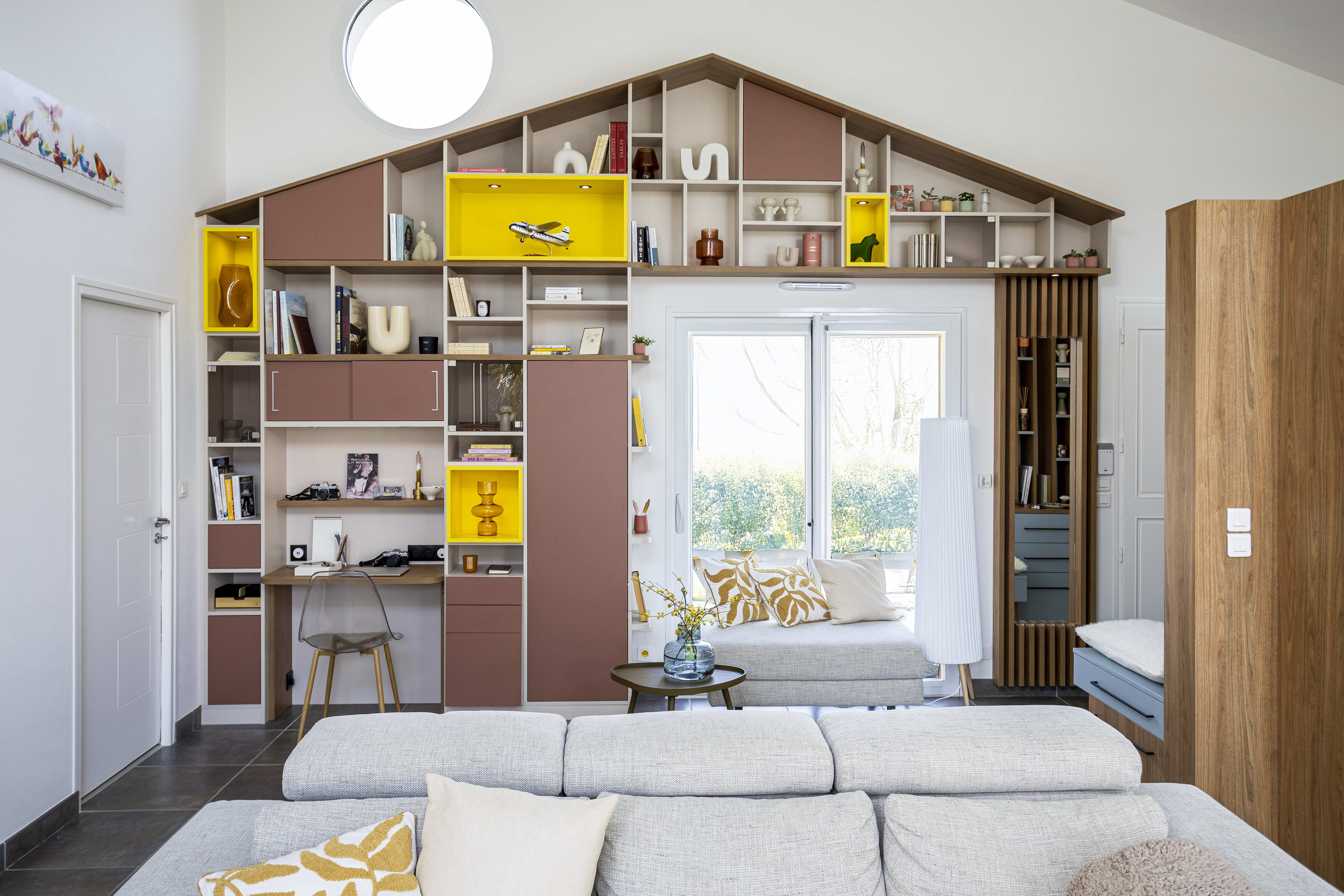 Grande bibliothèque sur mesure en sous-pente avec bureau intégré à Arras – Couleurs et design sur mesure signés Quadro