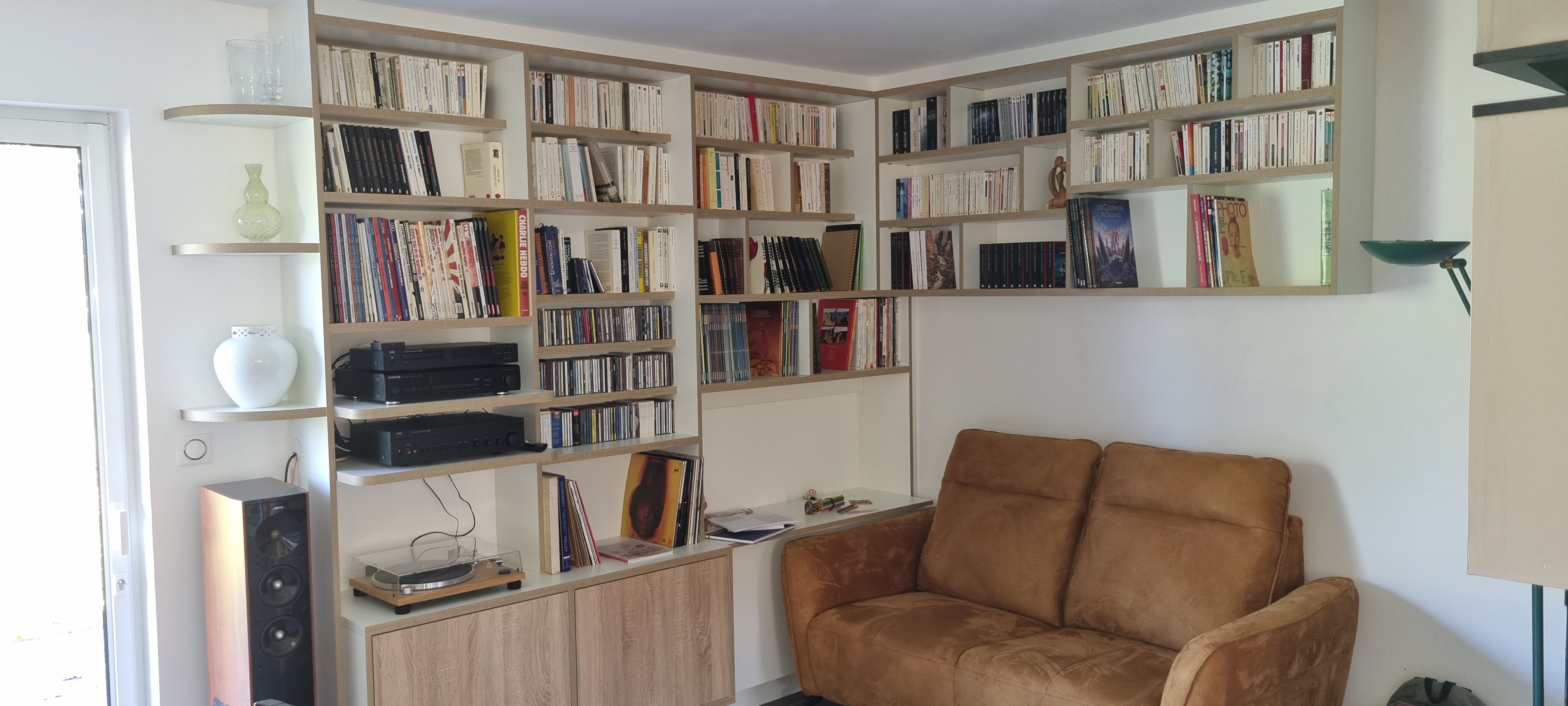 Bibliothèque en angle et coin lecture