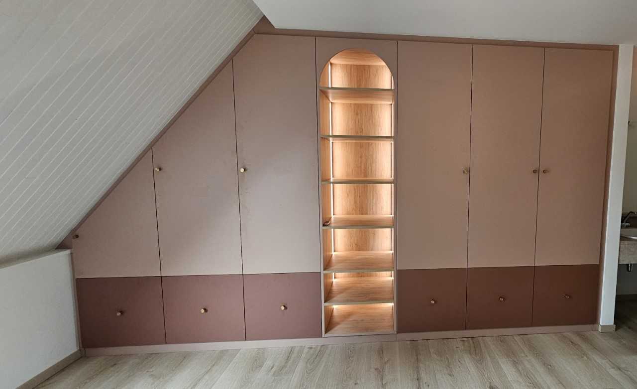 Dressing sur-mesure sous pente : optimisez chaque centimètre avec élégance