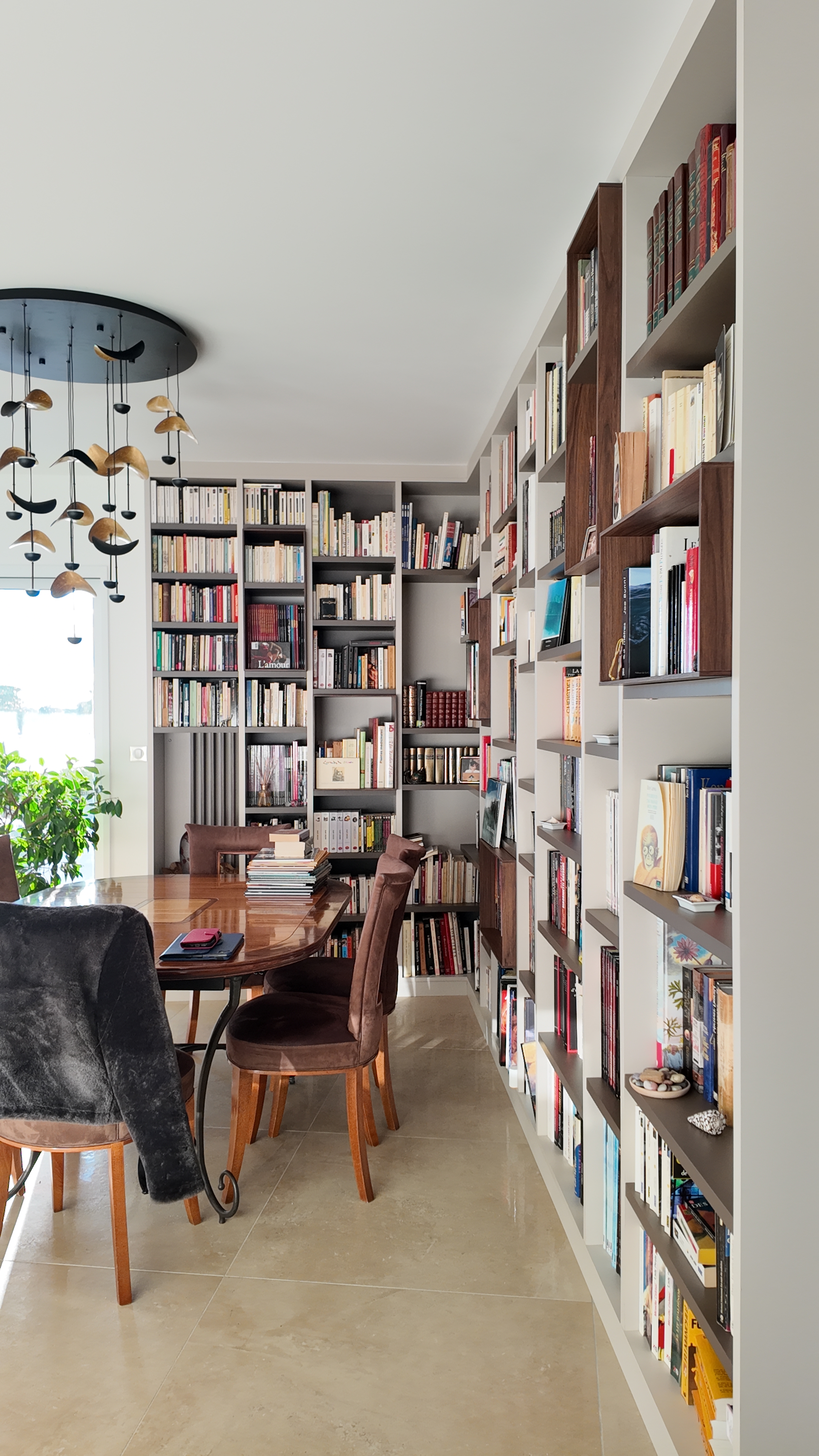 UNE BIBLIOTHÈQUE QUI INVITE A LA LECTURE...