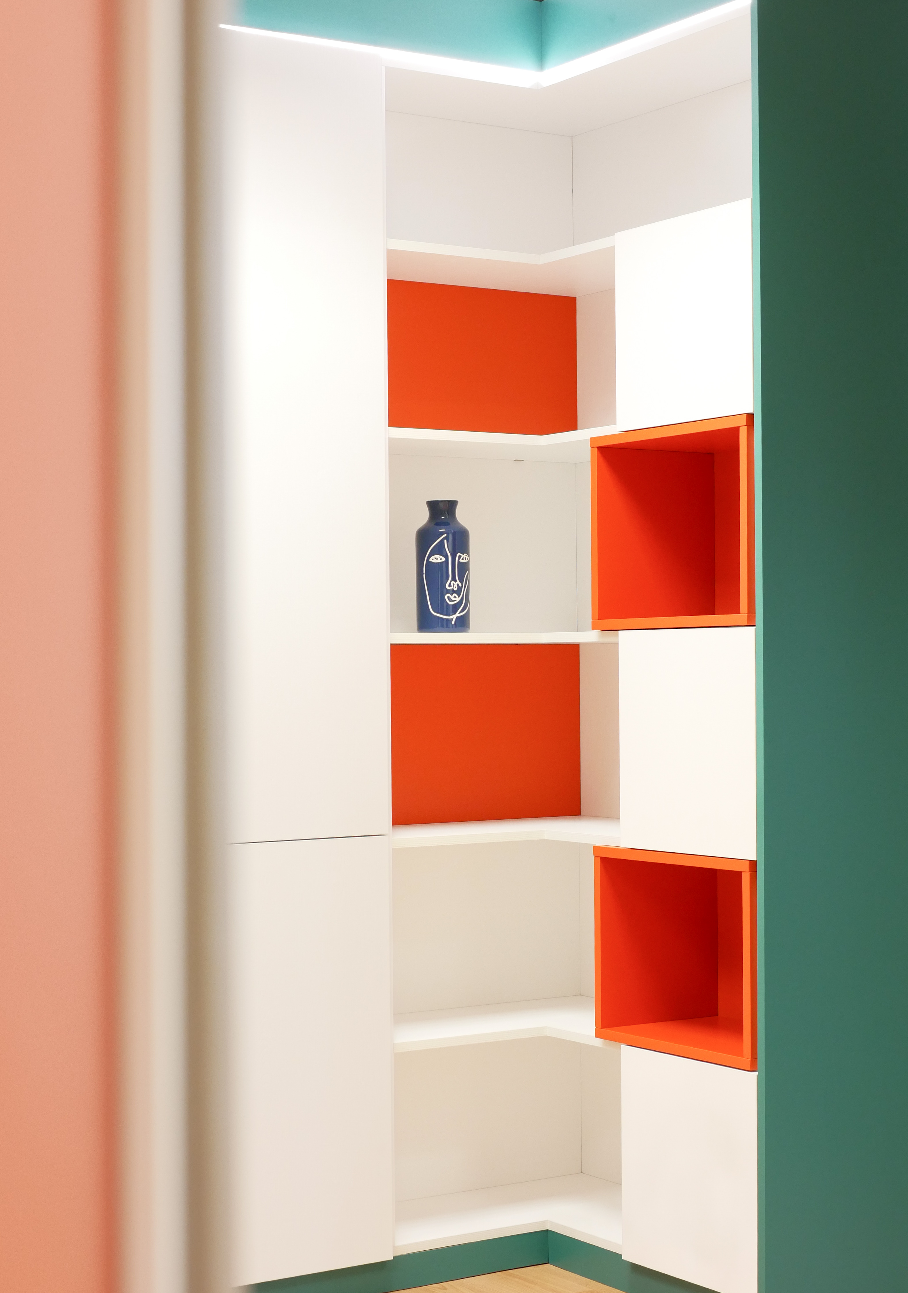 UN MEUBLE BIBLIOTHÈQUE QUI NE PASSE PAS INAPERÇU