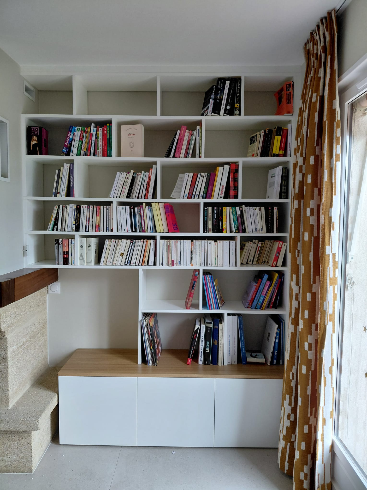 Bibliothèque en médium laqué blanc