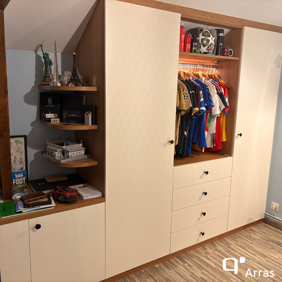 Bureau + dressing d’ado sous-pente : une chambre optimisée, stylée et prête à évoluer