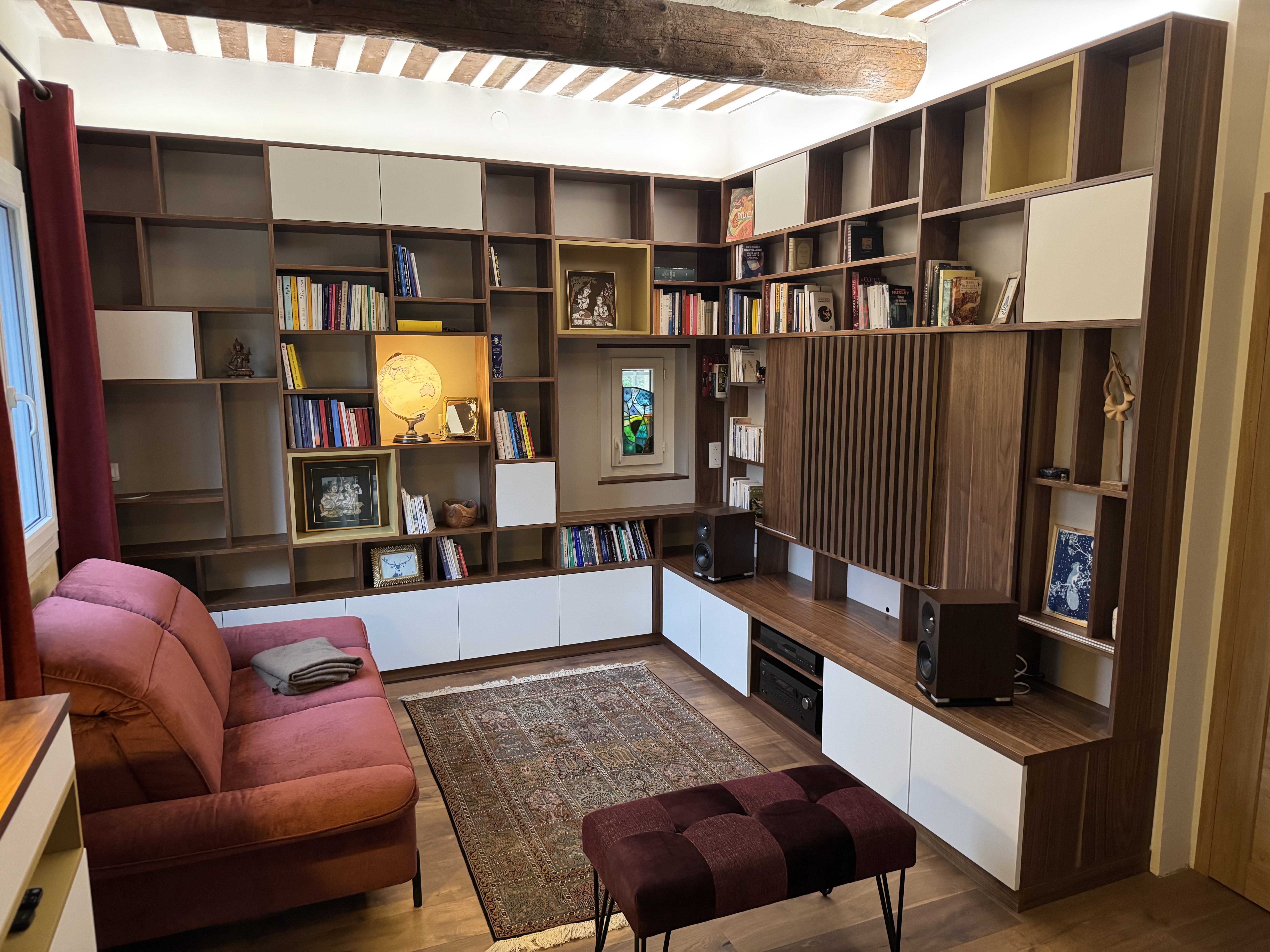 Un espace bibliothèque / home cinéma