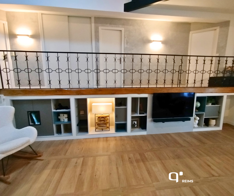 Aménagement living sur mesure à Ludes : conception et pose millimétrée dans un espace atypique