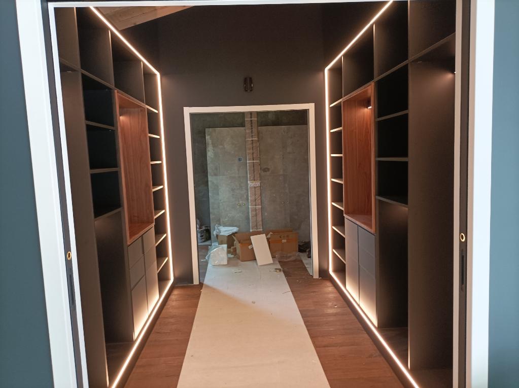 Dressing sur mesure Bassin d'Arcachon à Gujan Mestras | Dressing ouvert LED intégré | Quadro Biganos