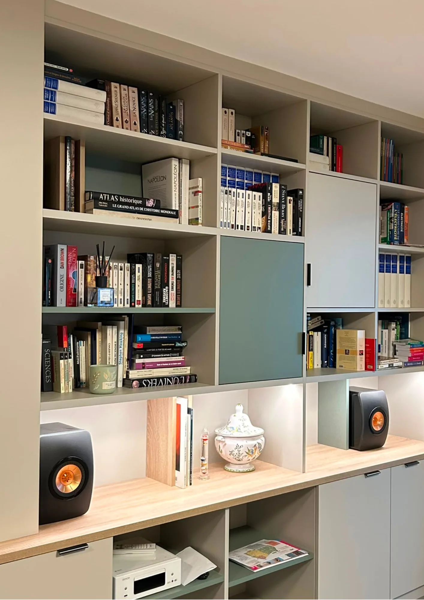 QUELS COLORIS UTILISER POUR UNE BIBLIOTHÈQUE SUR MESURE ?
