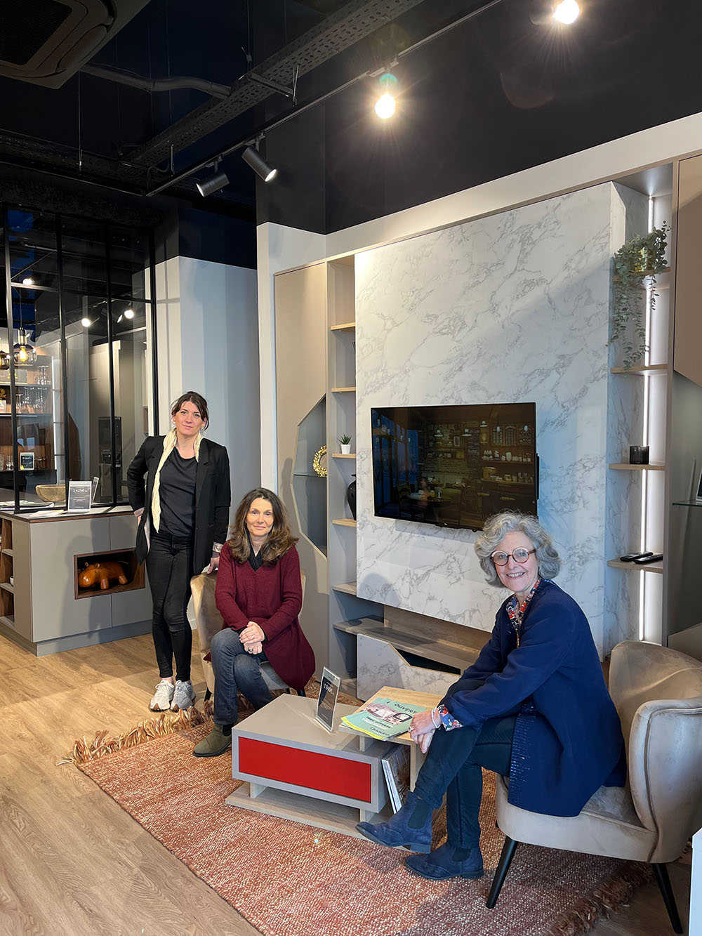 l'equipe du magasin dans son showroom