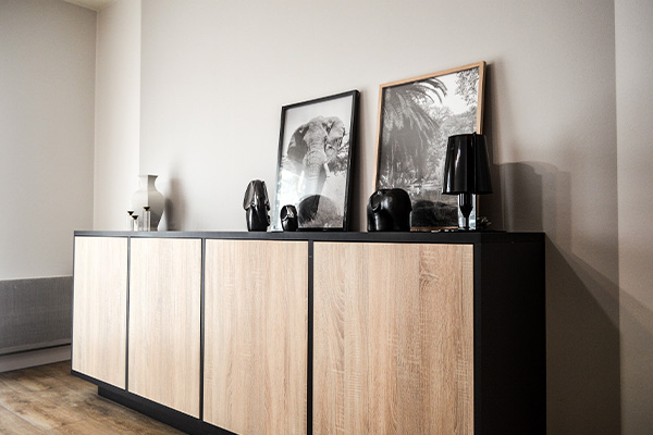 commode chambre style ethnique noir et bois