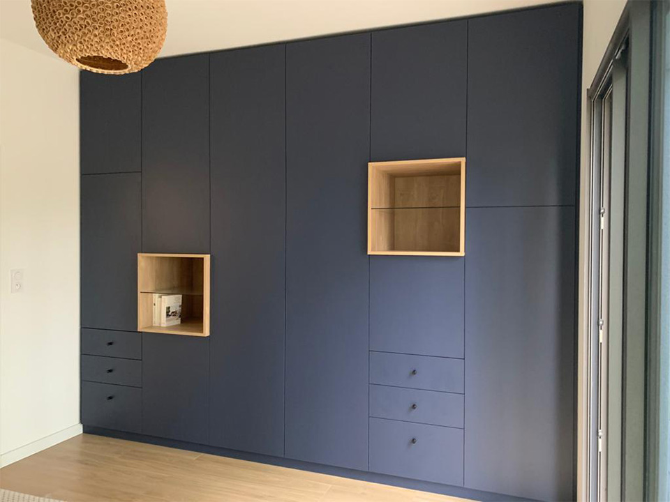 Dressing sur-mesure sous pente  Meuble sous pente, Fabrication meuble,  Armoire rangement