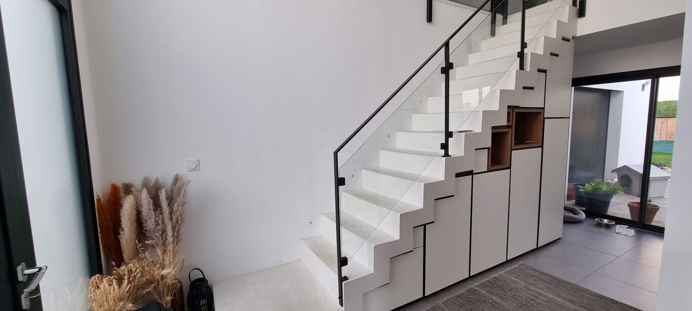 placard de rangement sous escalier blanc